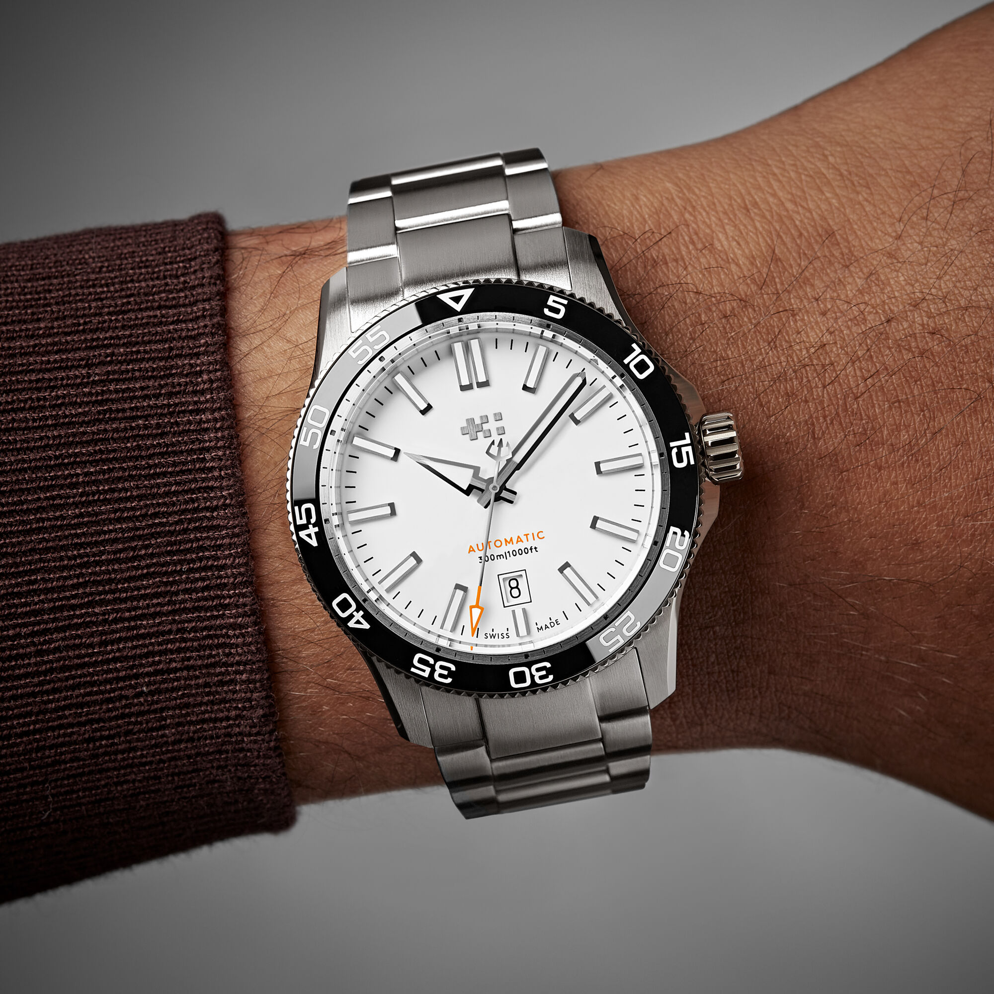 C60 Trident Pro 300 42mm|White/Black|Bader Bracelet