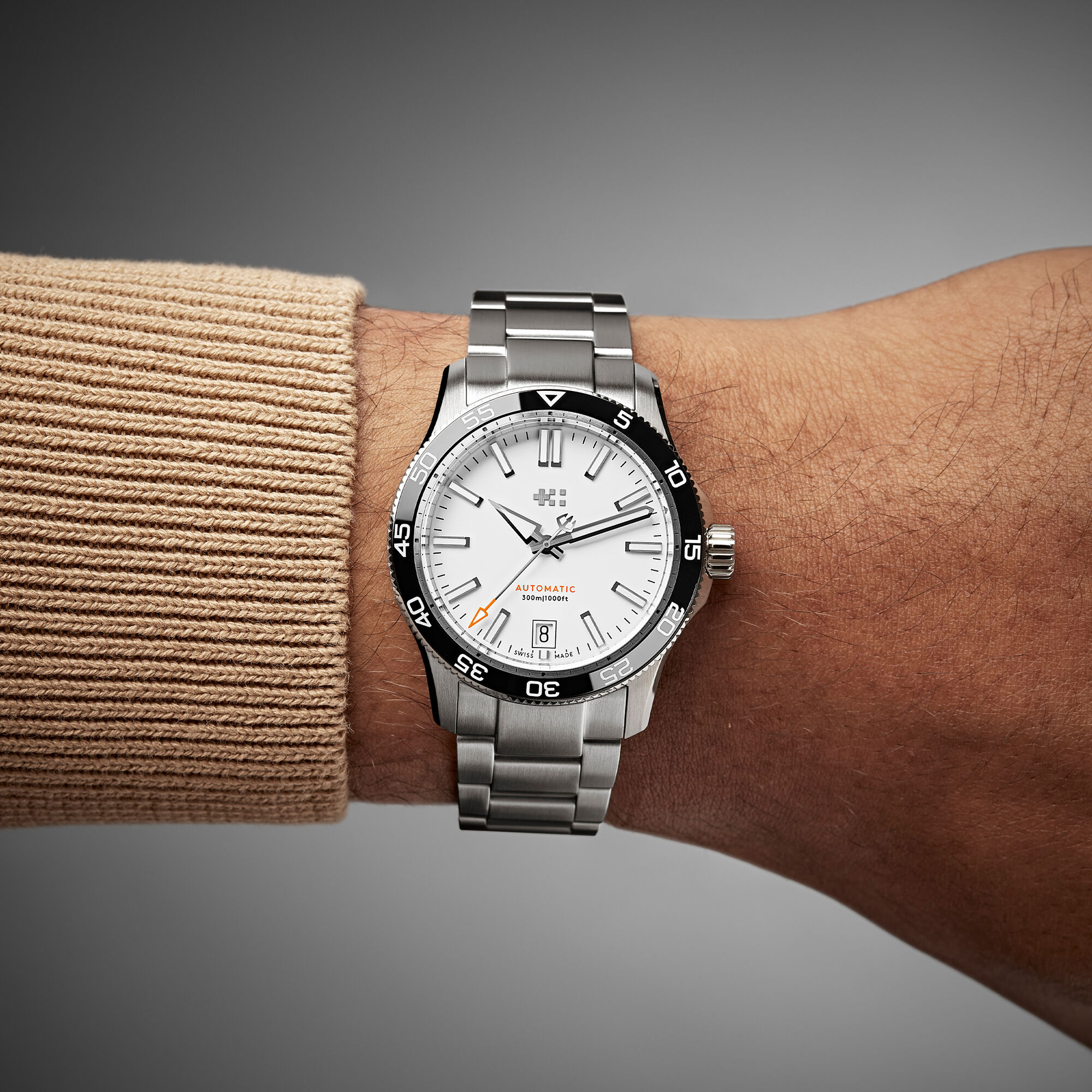 C60 Trident Pro 300 38mm|White/Black|Bader Bracelet