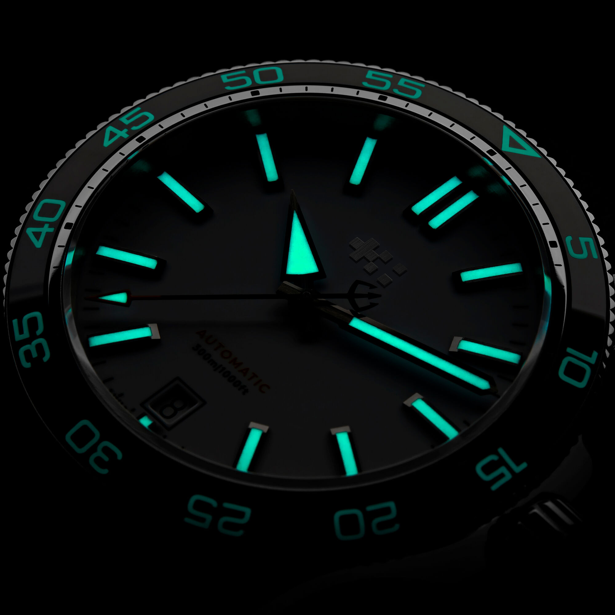 C60 Trident Pro 300  38mm|White/Black|Bader Bracelet