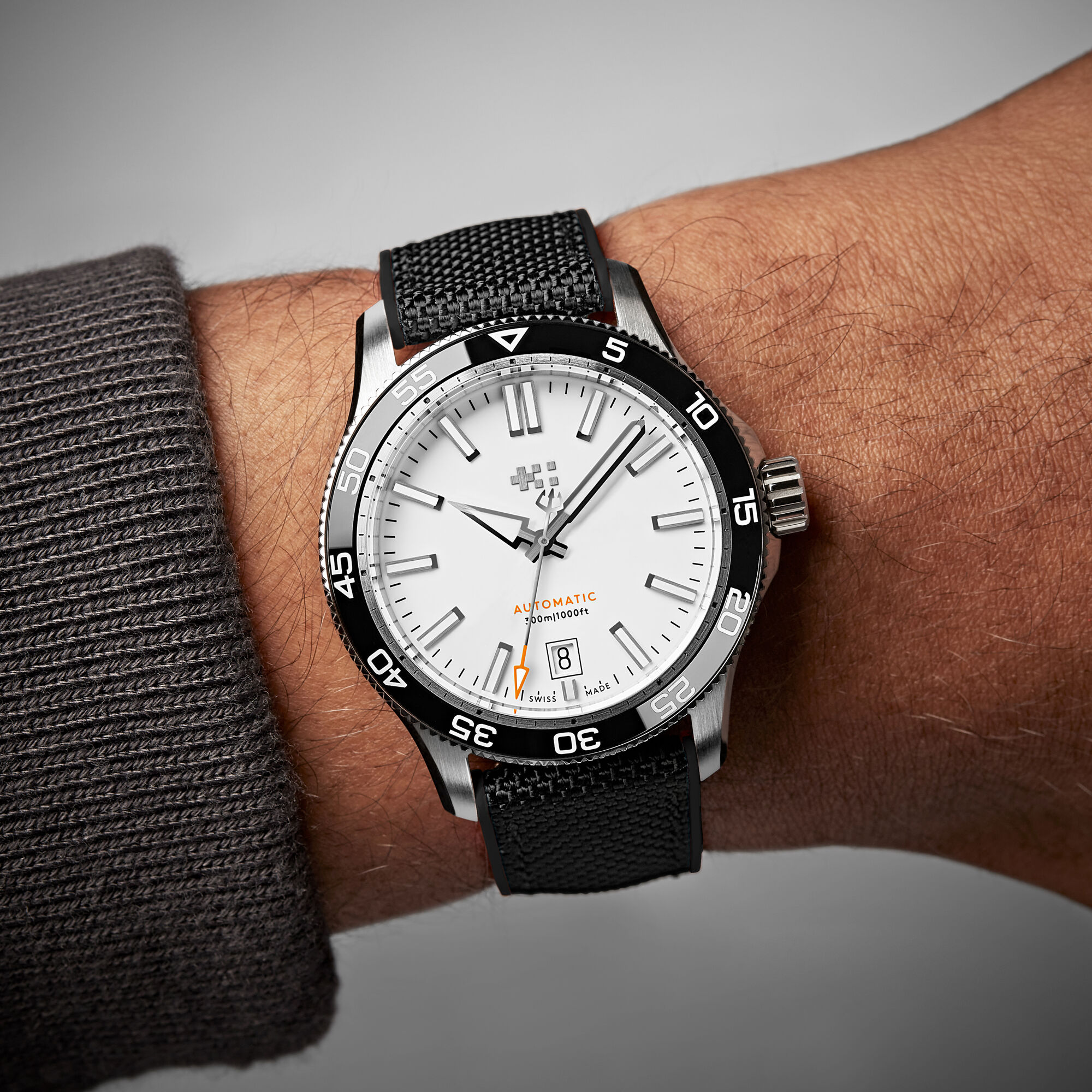 C60 Trident Pro 300  40mm|White/Black|Black Hybrid Rubber