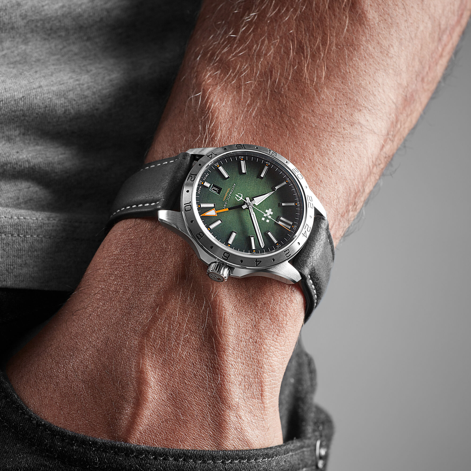 C63 Sealander GMT 39mm|Hunter Green/Silver|Black Vintage Oak Leather 1 C63 Sealander GMT 39mm|Hunter Green/Silver|Black Vintage Oak Leather